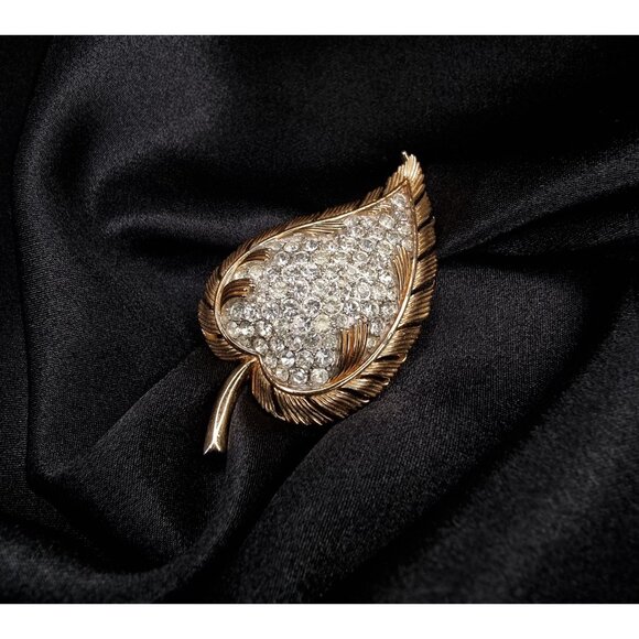 Vintage 1950s TRIFARI Signed Gold-Tone Leaf Brooch With Rhinestone Accents - Picture 3 of 6
